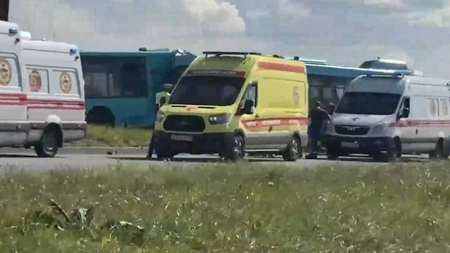 Столкновению автобусов в Петербурге предшествовало задымление колеса