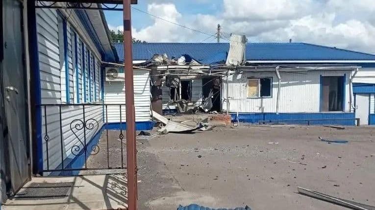 Шесть человек пострадали при атаке дрона ВСУ на здание в Курской области