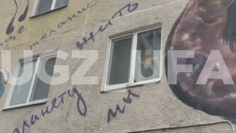 В Уфе двухлетнего ребенка сняли с подоконника на втором этаже жилого дома