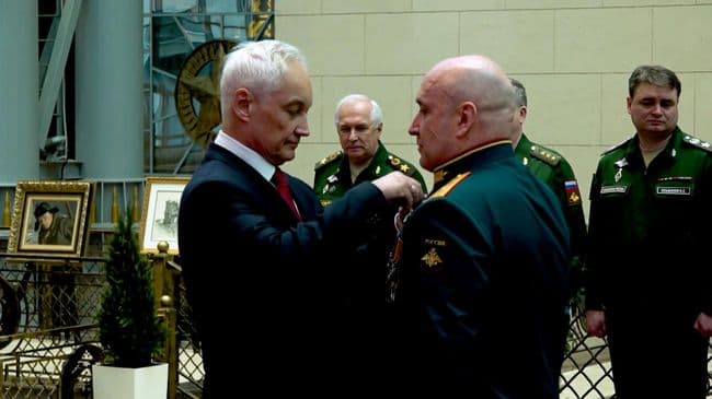 Белоусов вручил "Золотые Звезды" отличившимся на СВО военным