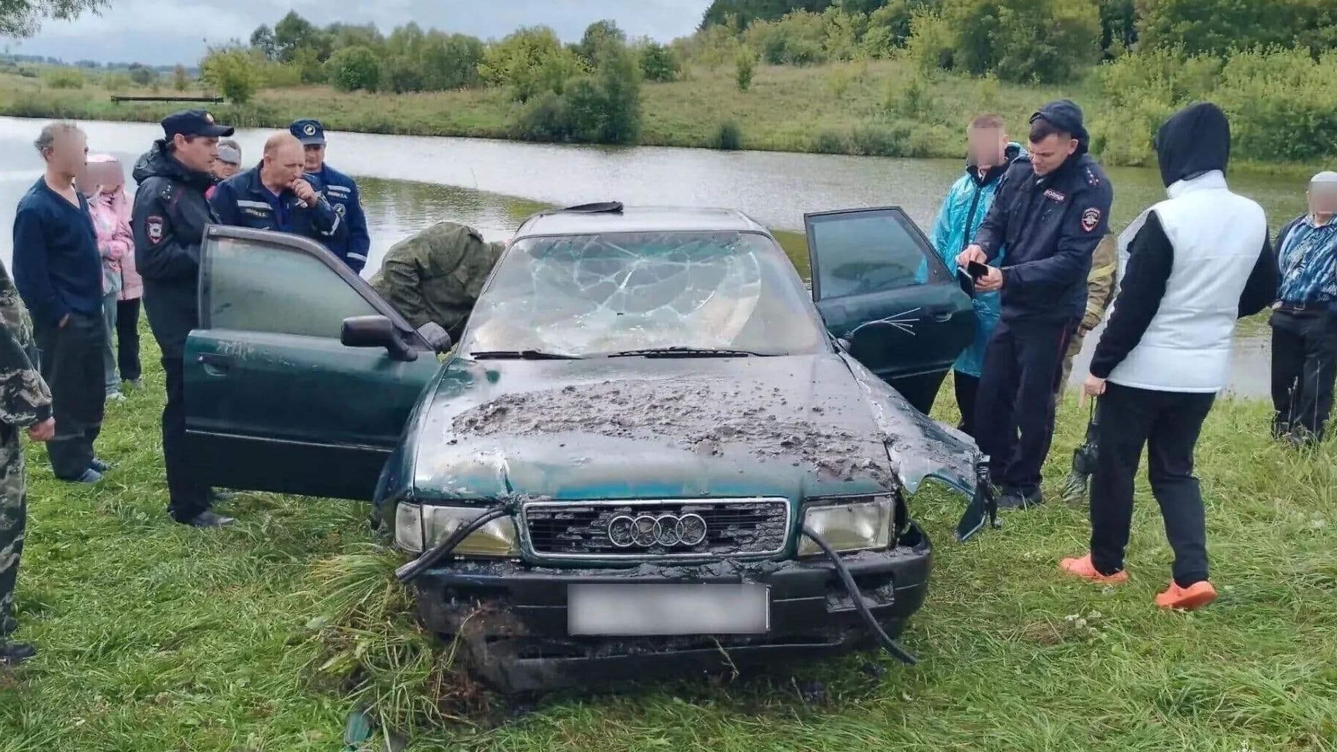 В Нижегородской области вытащили из пруда автомобиль с телом водителя