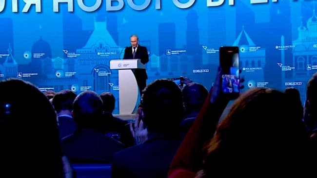 Путин отметил работу участников "Времени героев" в АСИ