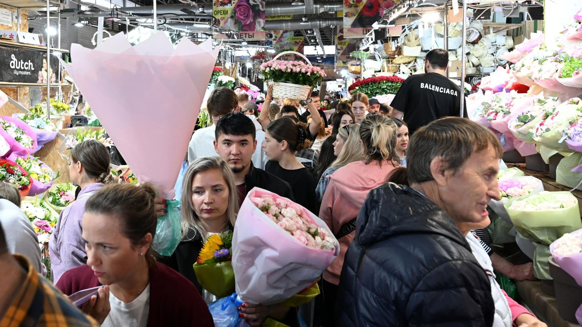 На Рижском рынке в Москве выстроились очереди за цветами