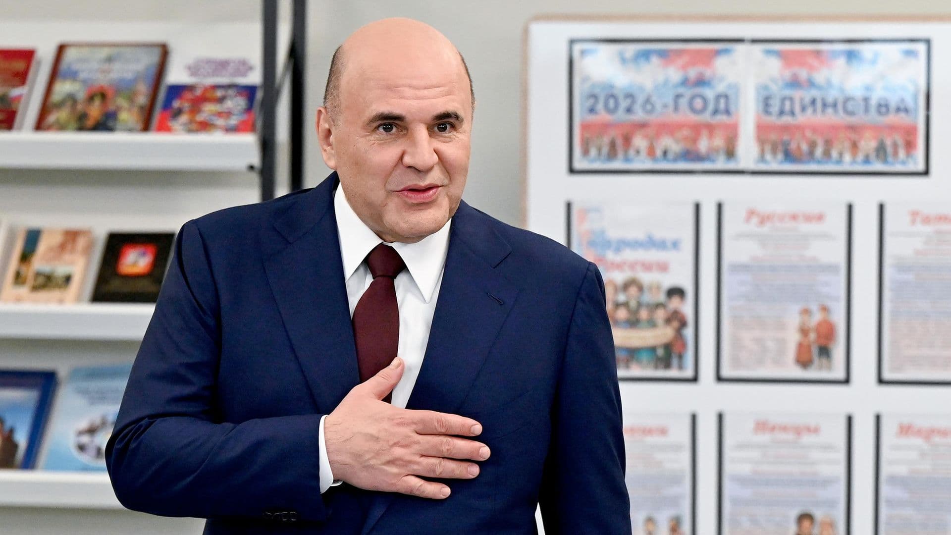 Мишустин посоветовал школьникам меньше возиться с телефонами