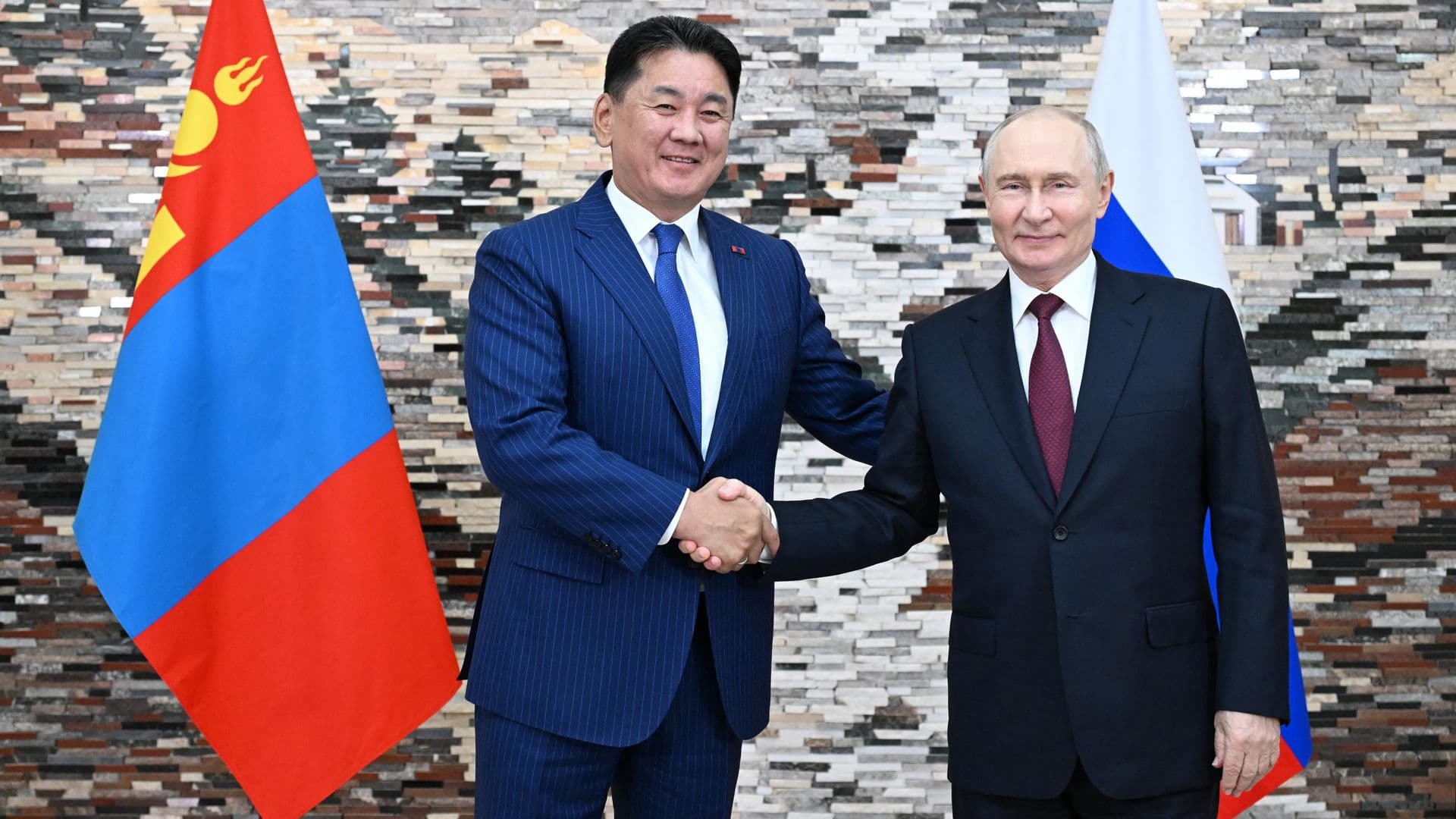 Президент Монголии поблагодарил Путина за соглашение о свободной торговле