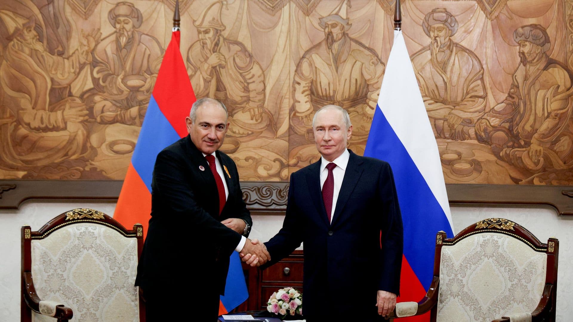 Путин предложил Пашиняну в спокойной обстановке обсудить выбор пути Армении