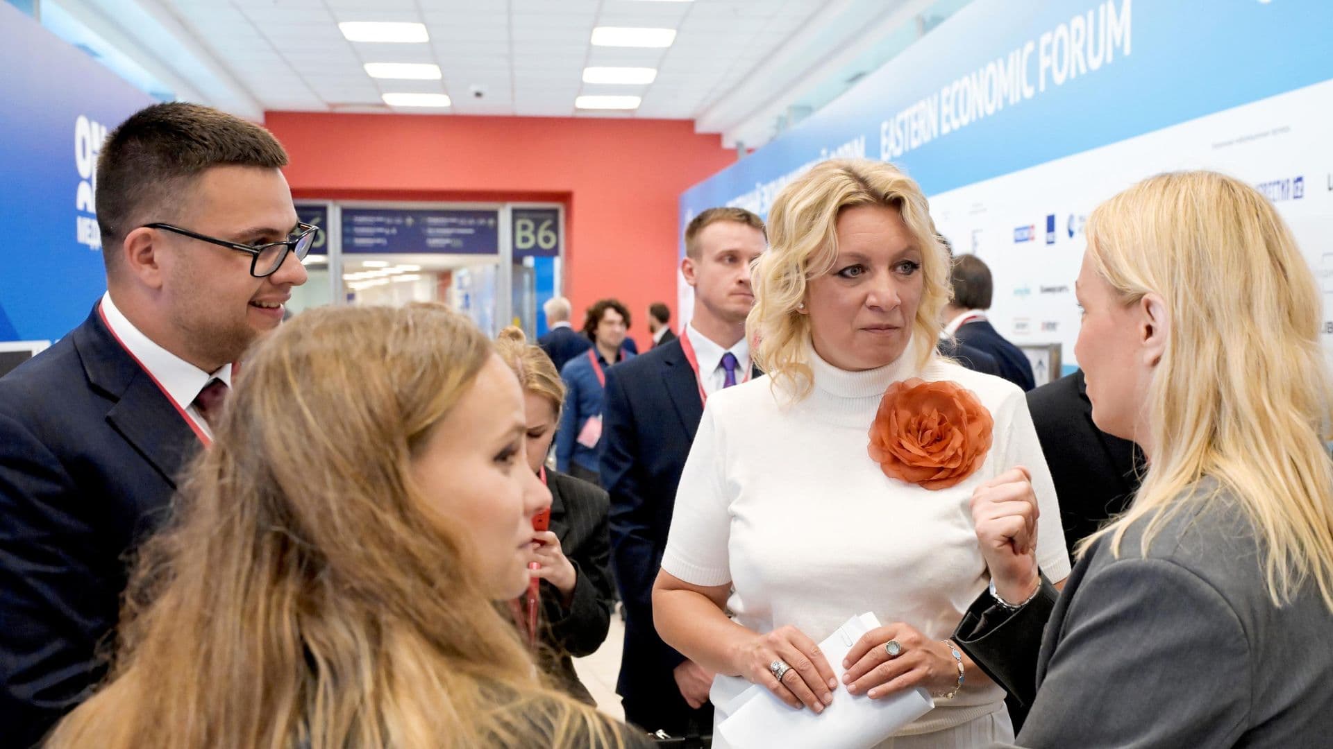 На ВЭФ открыли фотовыставку "Добрые соседи"