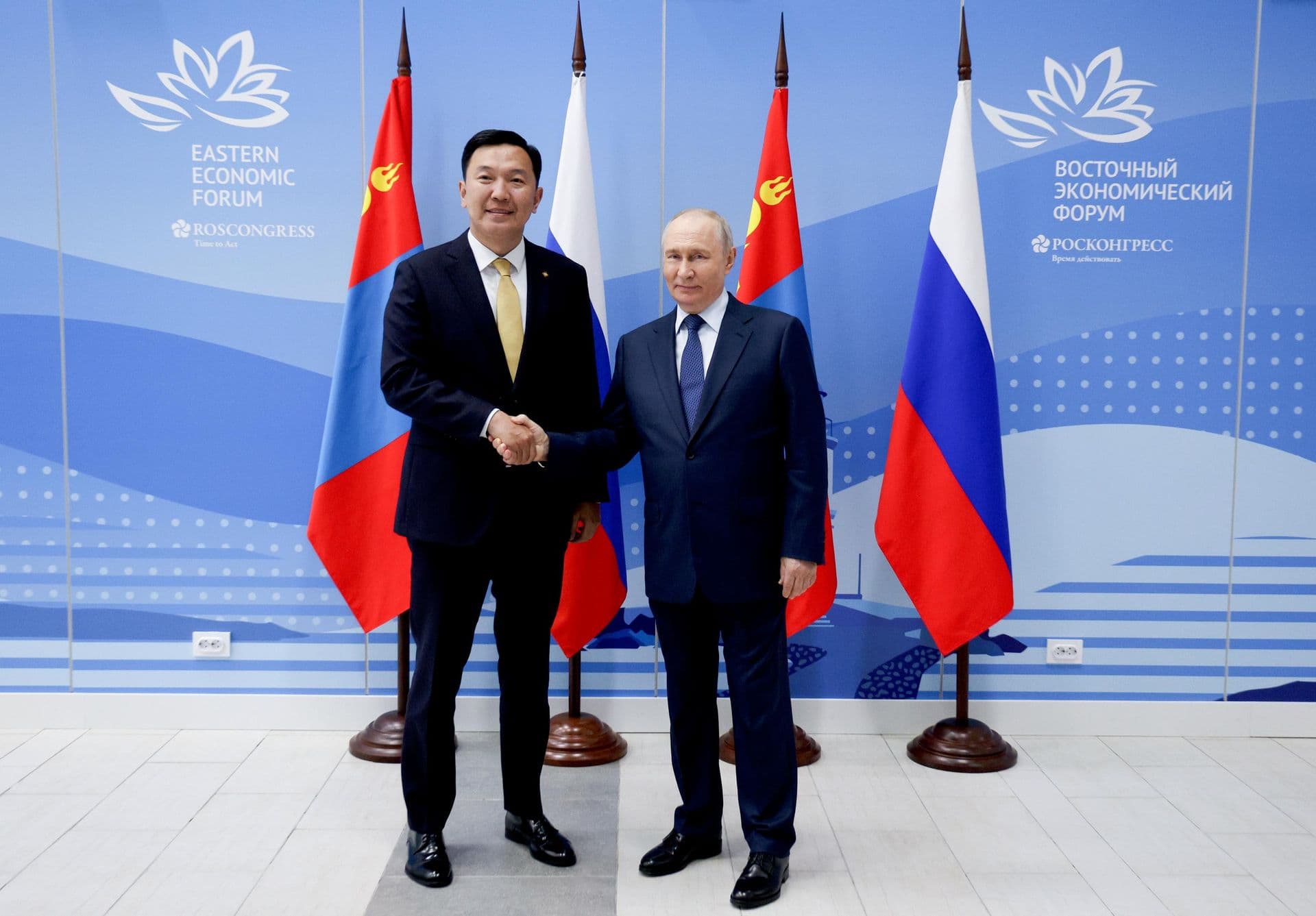 Путин на полях ВЭФ обсудил двусторонние отношения с премьером Монголии