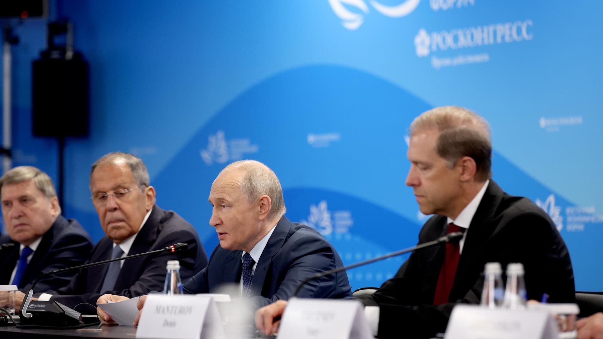 Власти помогают предприятиям защищать инфраструктуру, заявил Мантуров