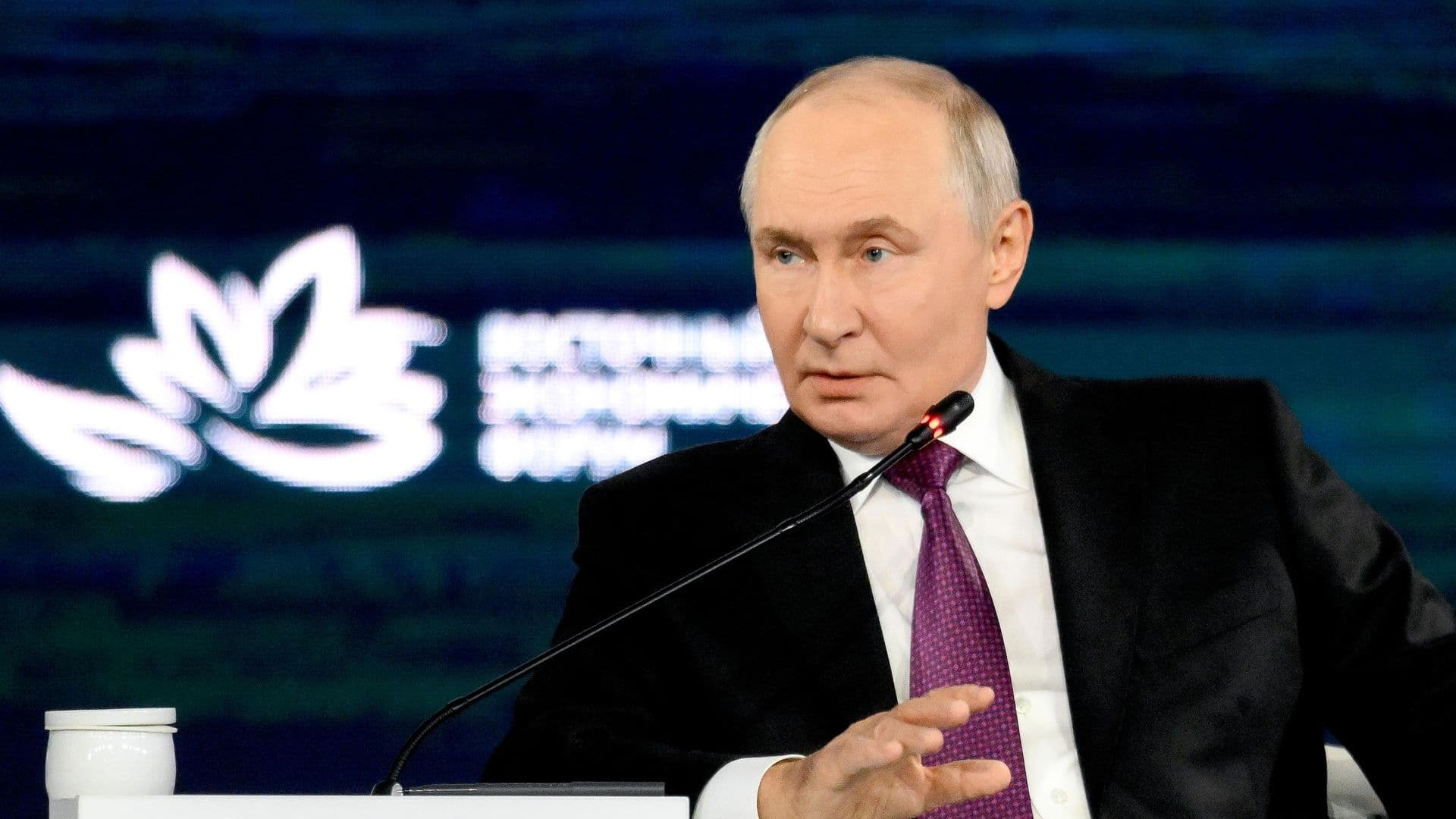 Путин призвал обеспечить спрос на продукцию инвесторов в ДФО и Арктике
