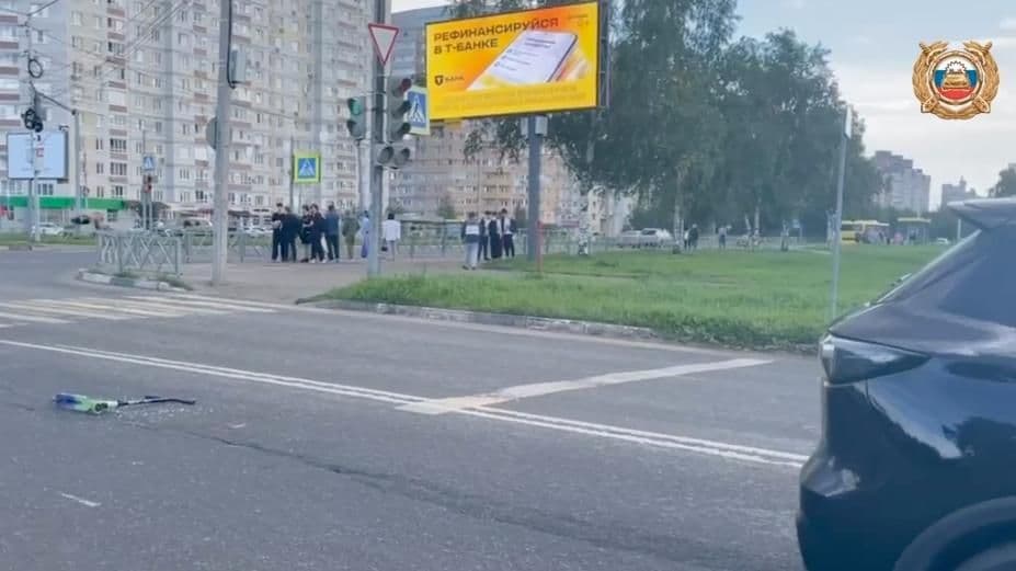 В Ярославле иномарка сбила ребенка на самокате, ехавшего по переходу
