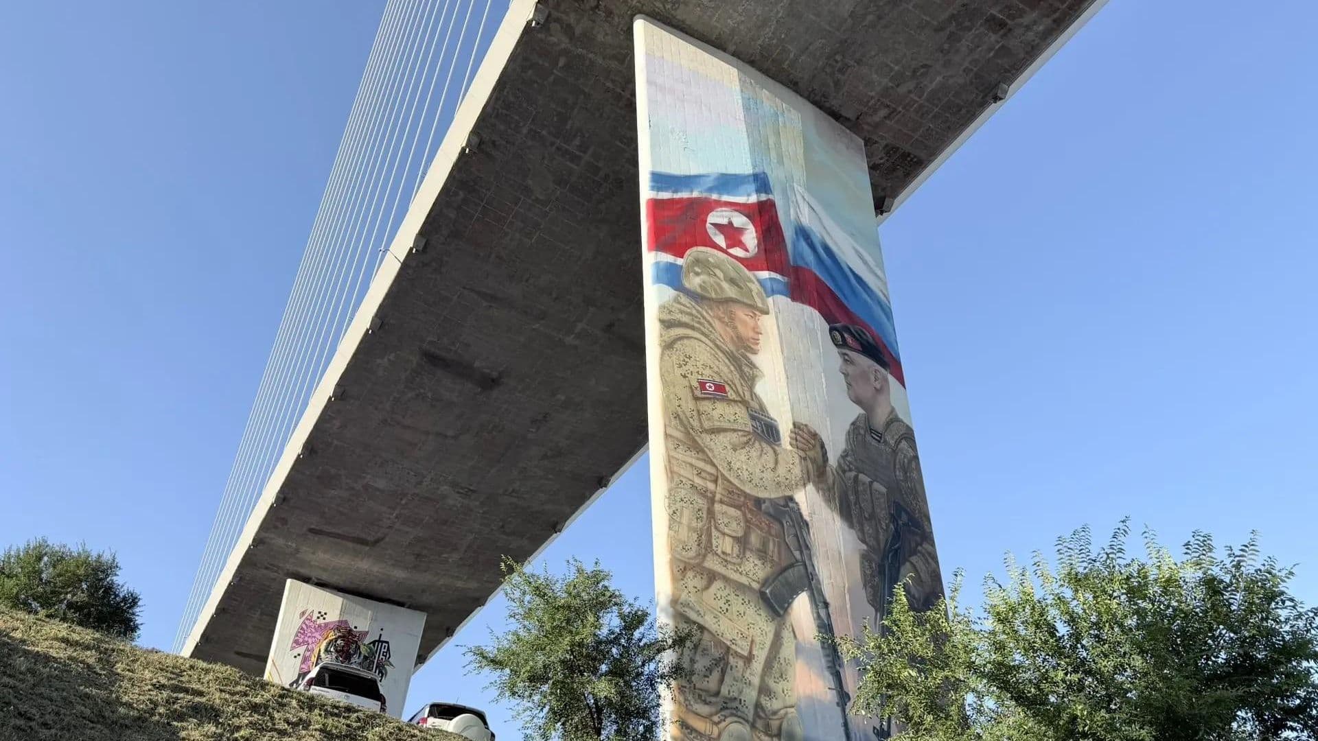 На Золотом мосту во Владивостоке появился мурал с бойцами из России и КНДР