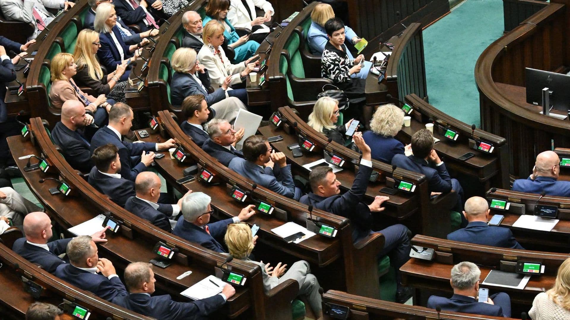 Польский депутат неожиданно начала лаять во время заседания сейма