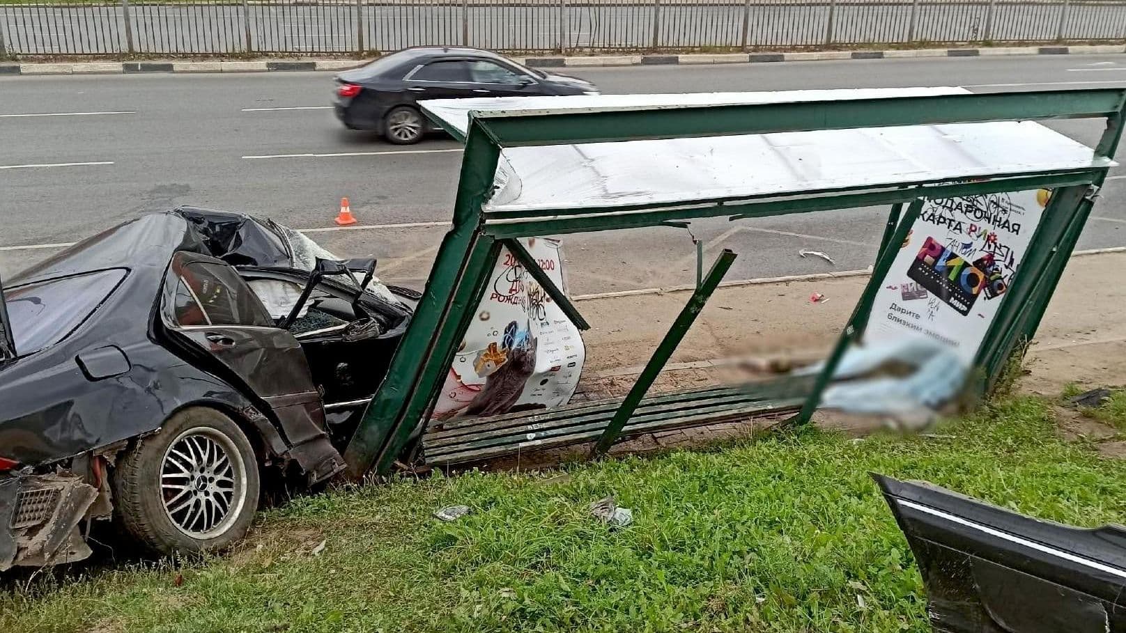 В Ярославле автомобиль въехал в остановку, есть погибший