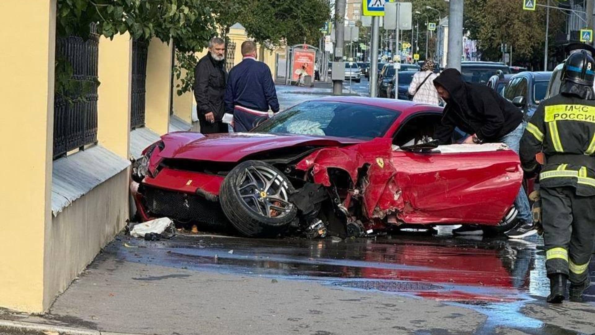 Водителя Ferrari, влетевшей в забор больницы в Москве, опрашивает ГАИ