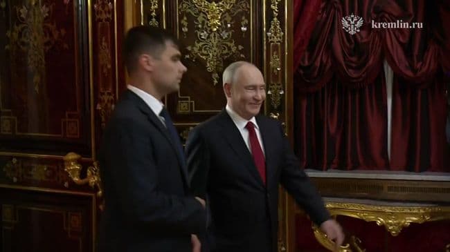 Путин принял американских переговорщиков в красной гостиной Кремля