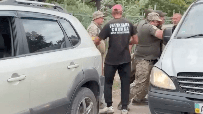 Сотрудники военкомата на Украине похитили работника ритуальной службы