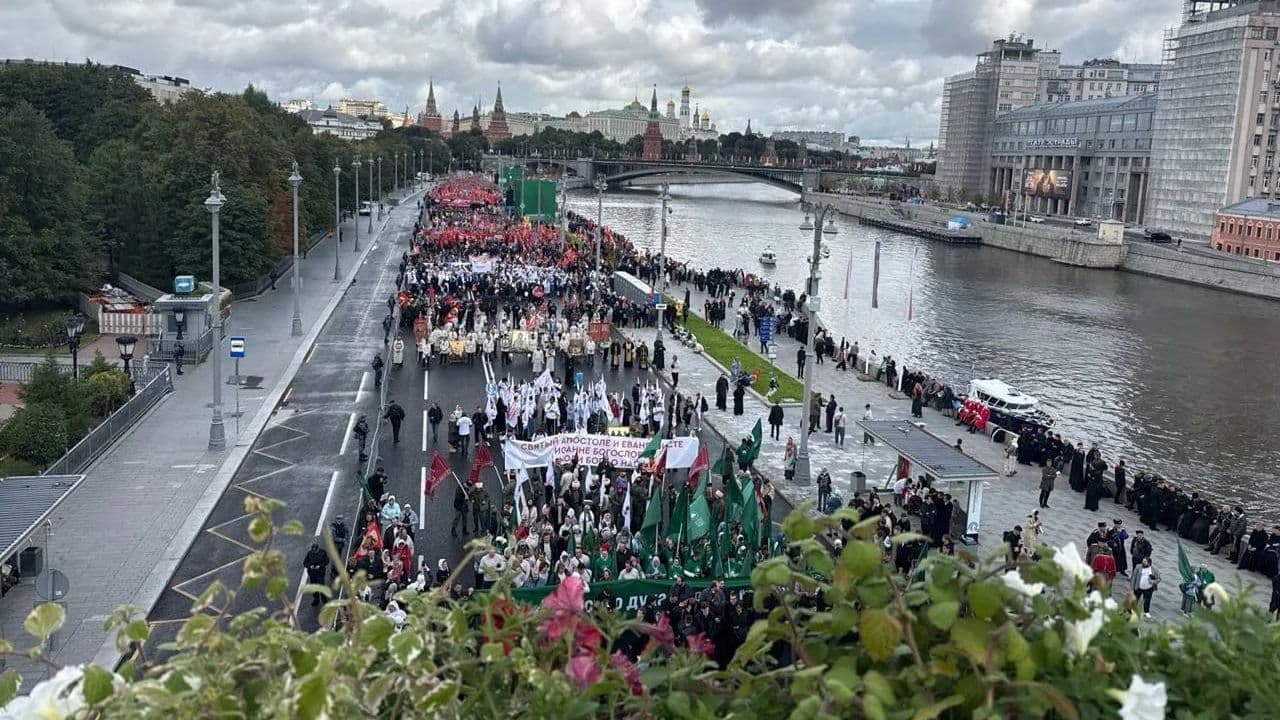 На Пречистенской набережной собрались тысячи верующих