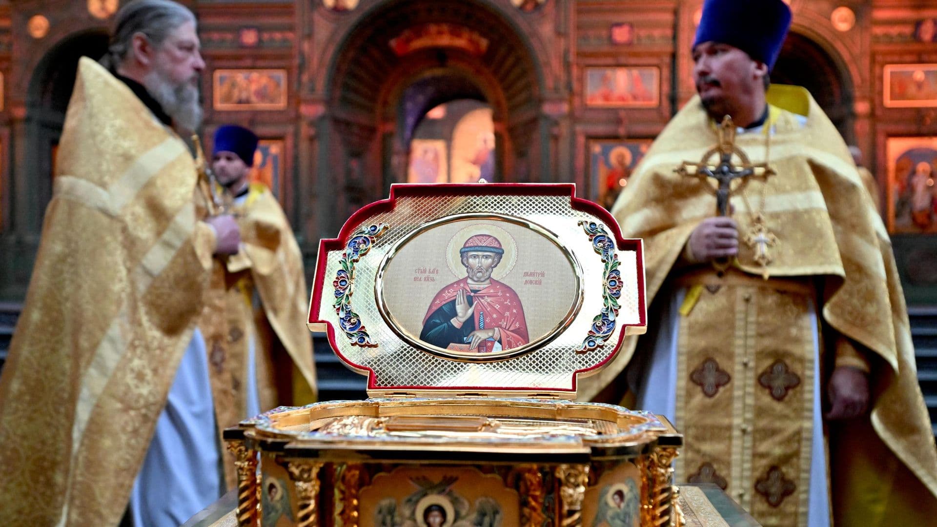 В Москве верующие прикладываются к ковчегу с мощами Дмитрия Донского