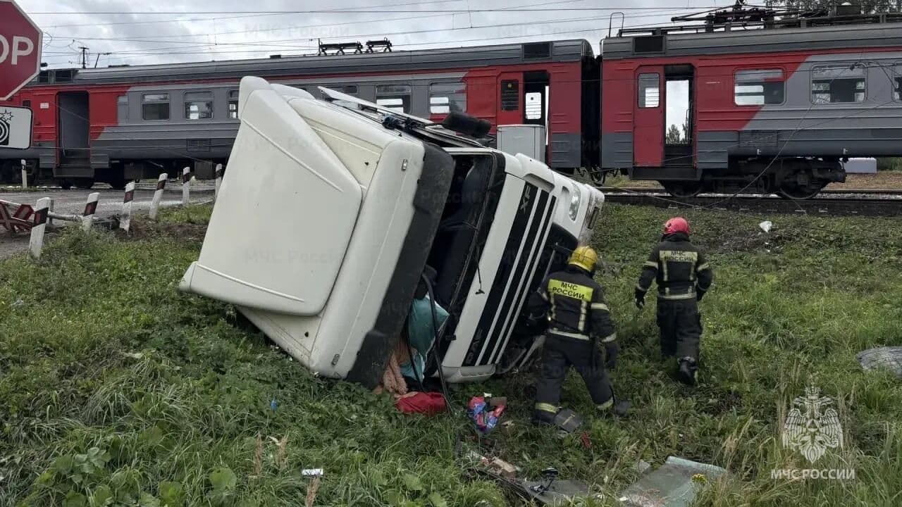 Во Владимирской области столкнулись электричка и грузовик
