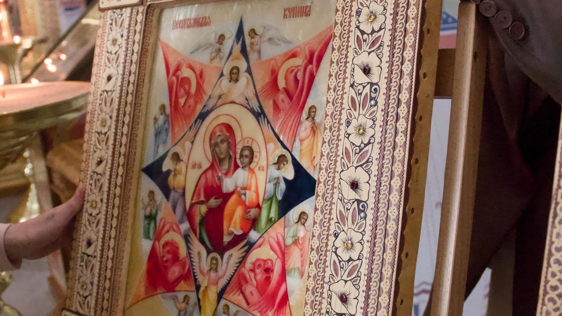 В аэровокзале Южно-Сахалинска открылась уникальная выставка берестяных икон
