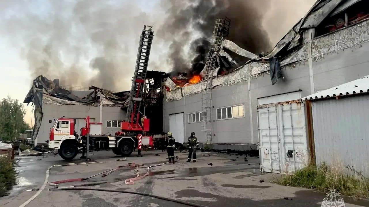 В Подмосковье загорелся склад площадью 1,8 тысячи "квадратов"