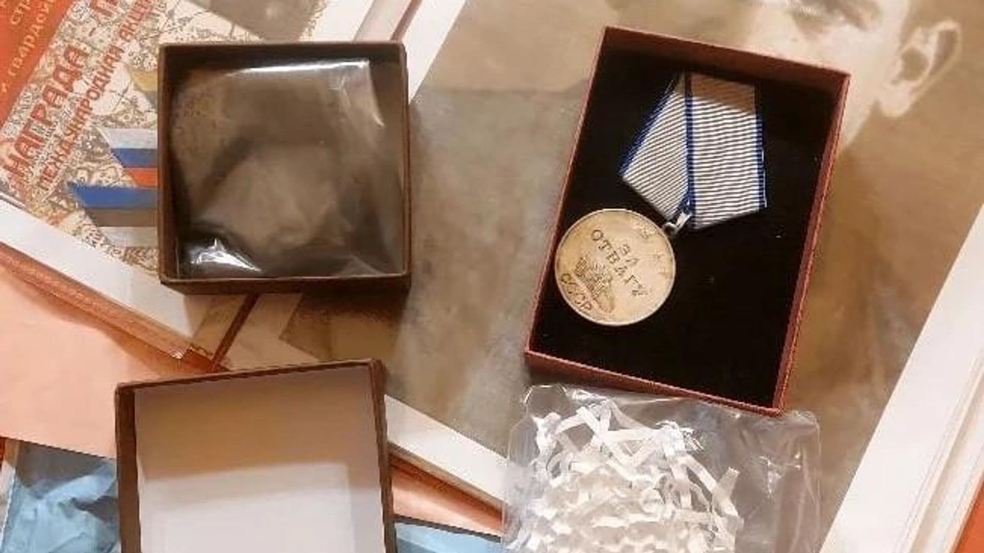 Эстонские поисковики передали в Россию медаль погибшего в ВОВ бойца