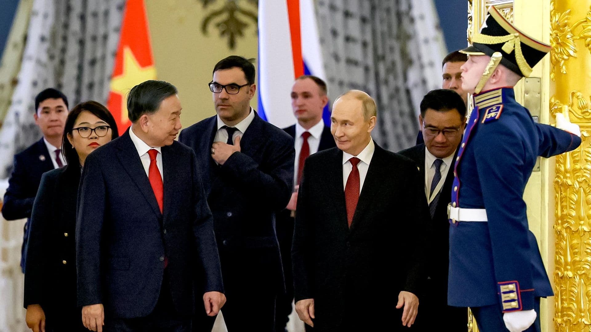 Путин и лидер Вьетнама продолжили переговоры в расширенном формате