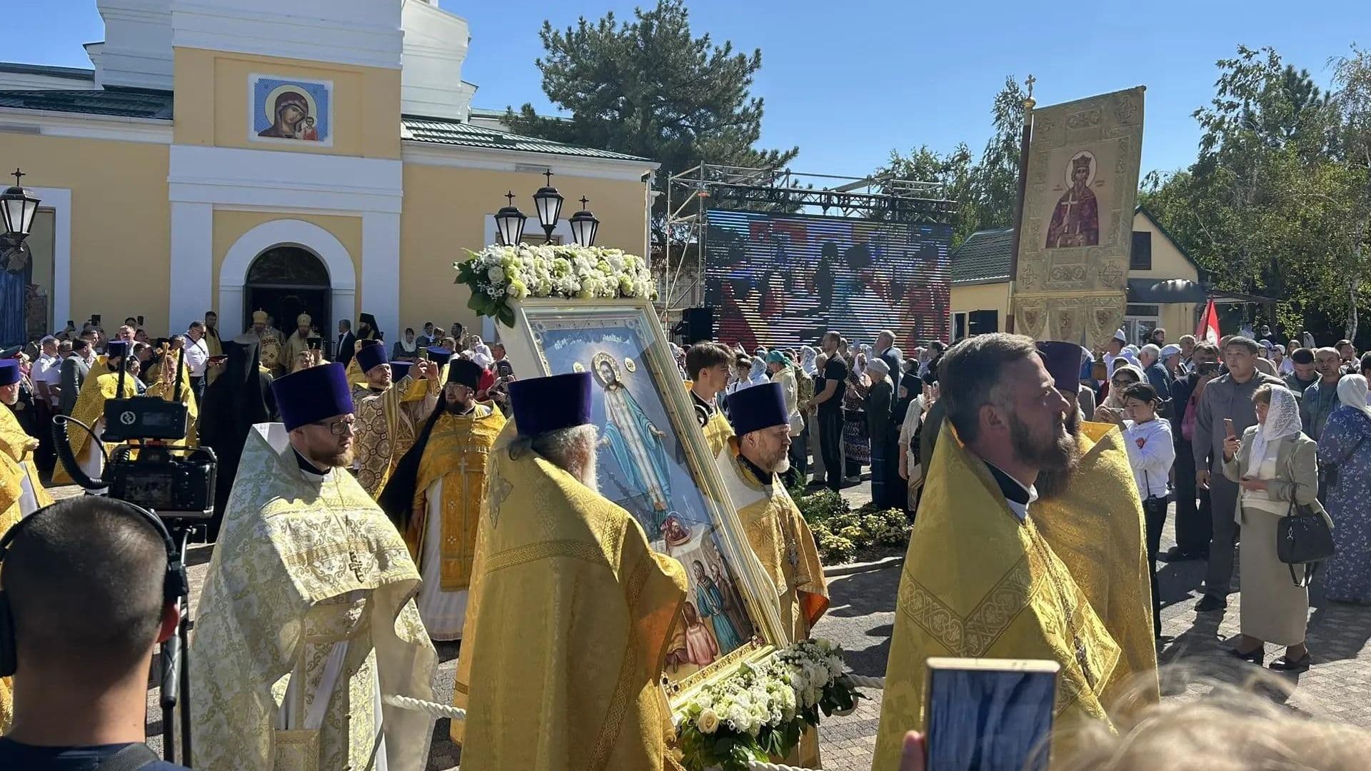 Икону "Явление Христа молящимся в Элисте" пронесли по районам республики