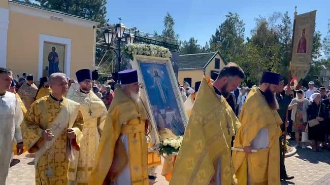 В Элисте начался крестный ход с чудотворной иконой явления Христа