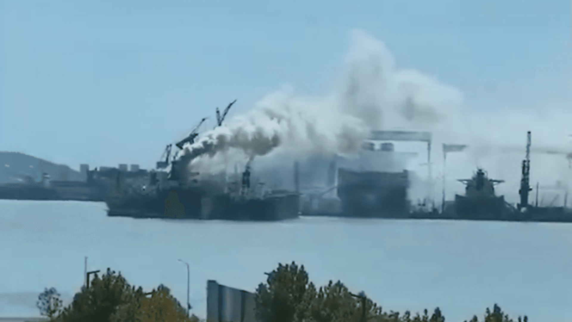 Число погибших при пожаре на грузовом судне в Китае выросло до 25