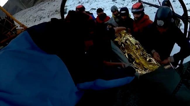 Появилось видео эвакуации пострадавшего при сходе лавины в горах КБР