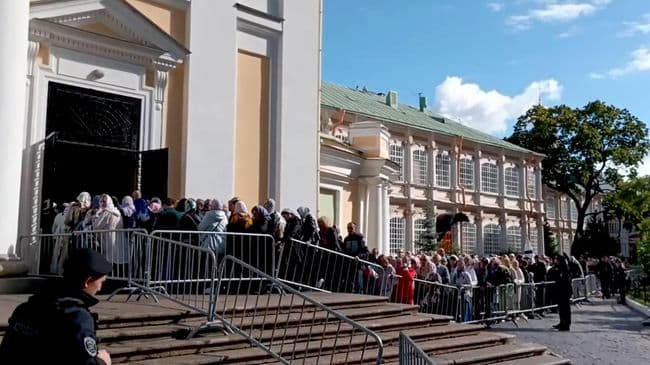В Петербурге верующие стоят в очереди, чтобы поклониться мощам Донского