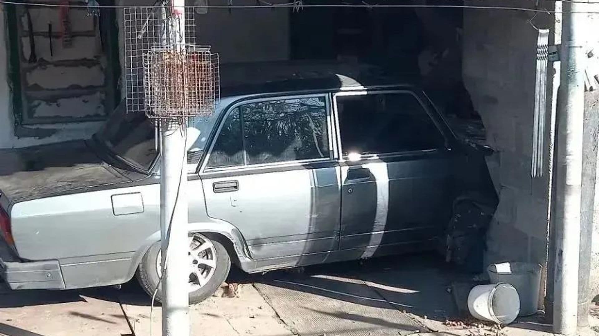 Пьяный водитель въехал в частный дом в селе на Кубани