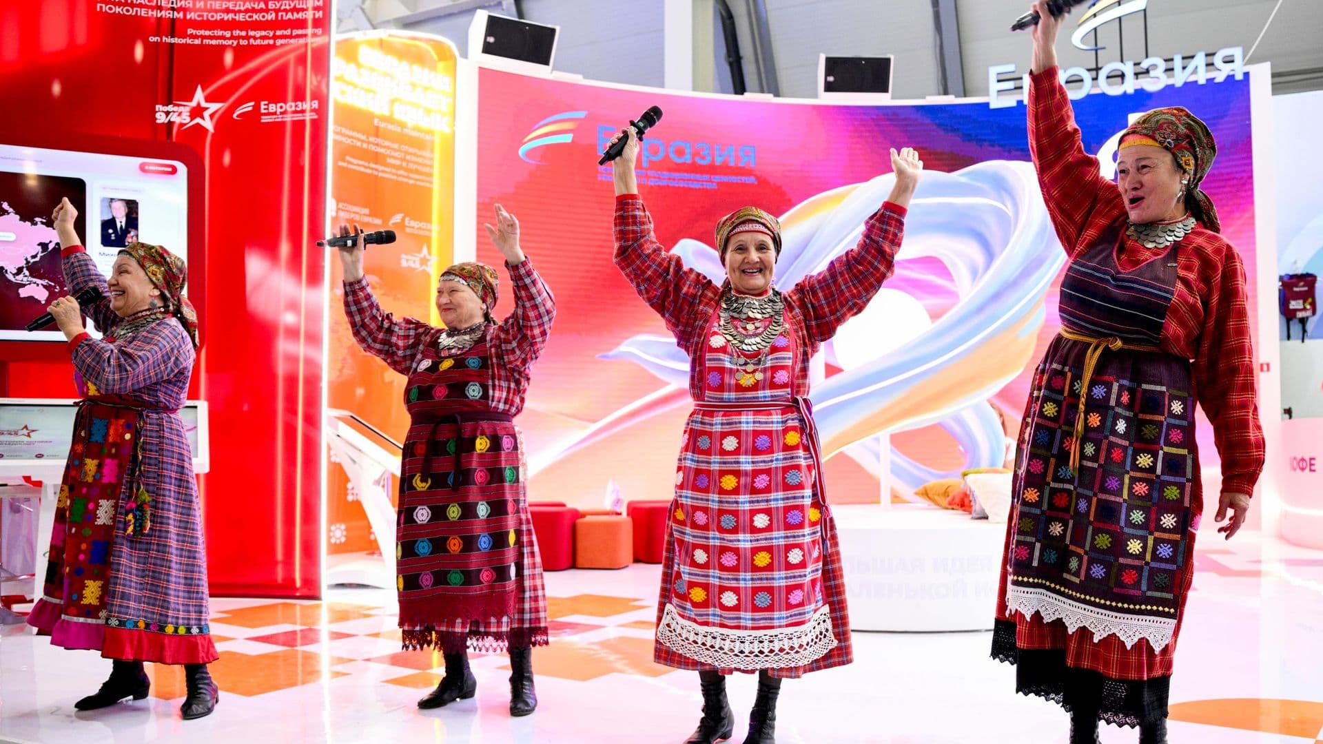 "Бурановские бабушки" спели для Чернышенко на фестивале молодежи