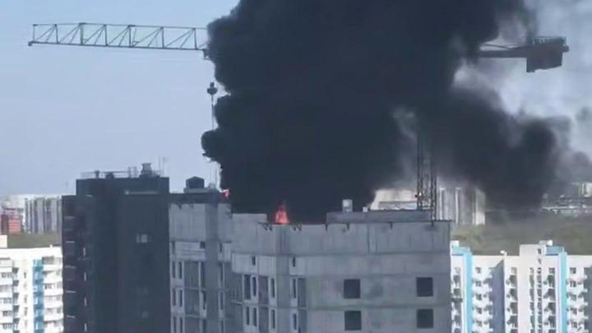 В Москве загорелись стройматериалы на крыше здания