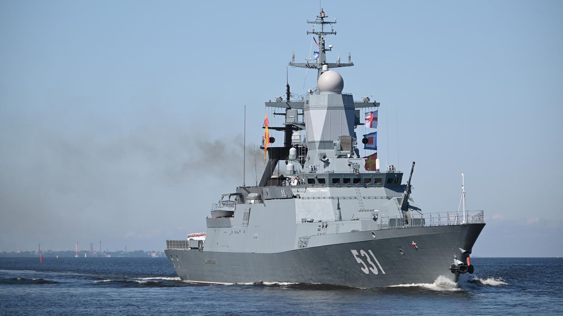 Вертолет Дании отдалился от корвета ВМФ России после пуска сигнальных ракет