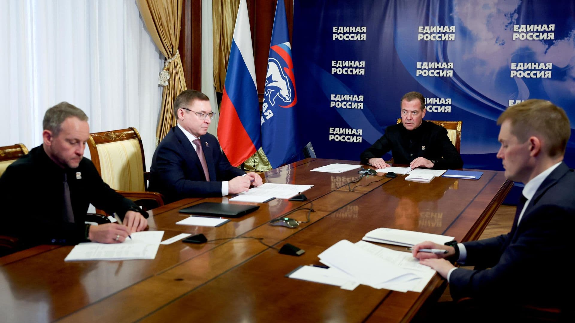 "Единая Россия" заинтересована в чистой победе, заявил Медведев