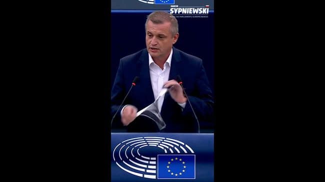Польский евродепутат порвал портреты Бандеры и Шухевича