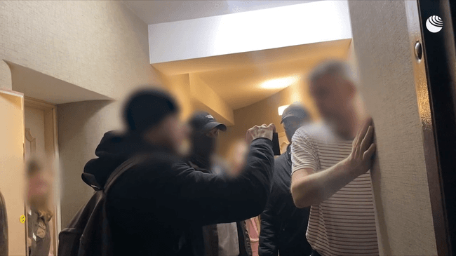 ФСБ показала задержание россиянина за контрабанду вооружений