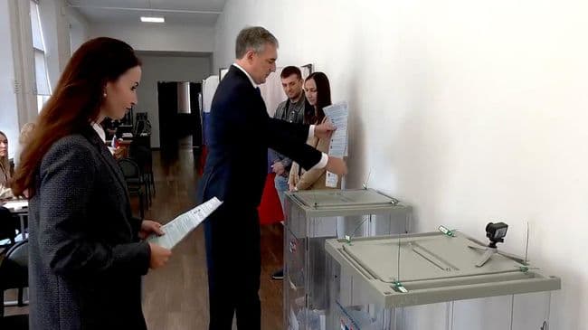 Глава Приамурья проголосовал на выборах в Госдуму и Заксобрание