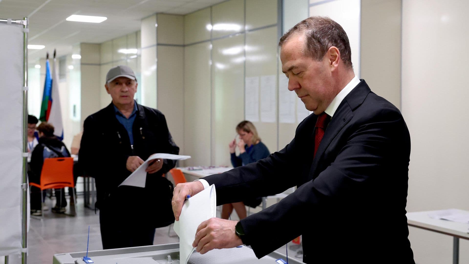 Медведев проголосовал на выборах в Госдуму