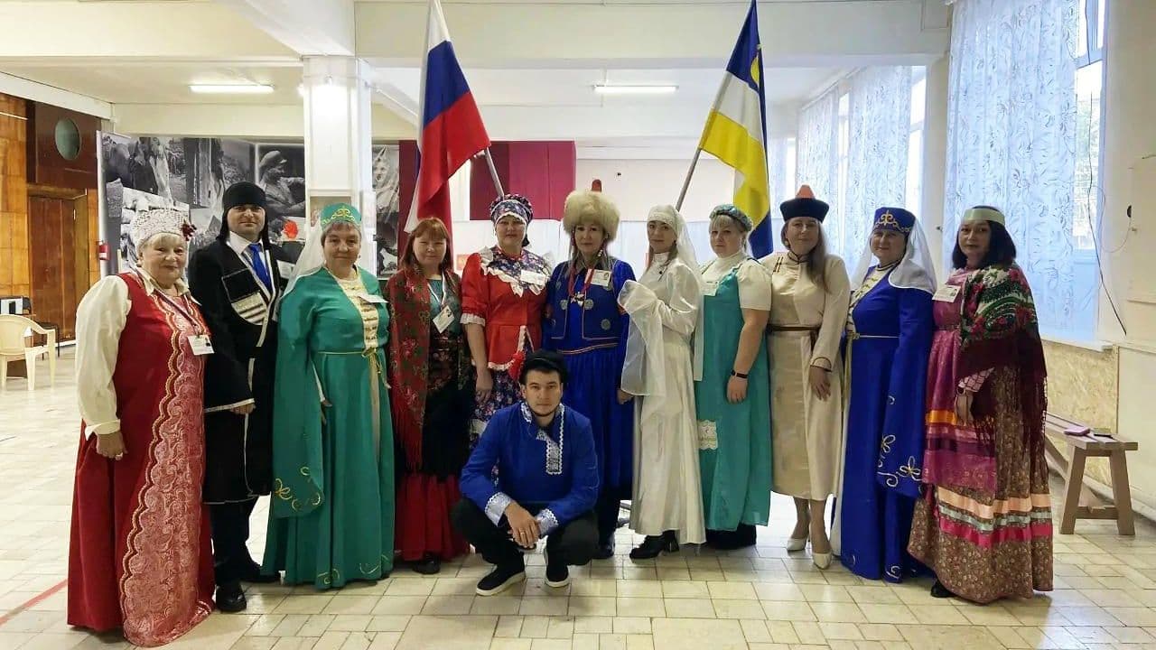 В Бурятии члены УИК встречают избирателей в национальных костюмах