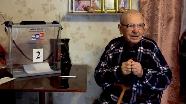 Ветеран Великой Отечественной отдал свой голос на выборах за мир и любовь