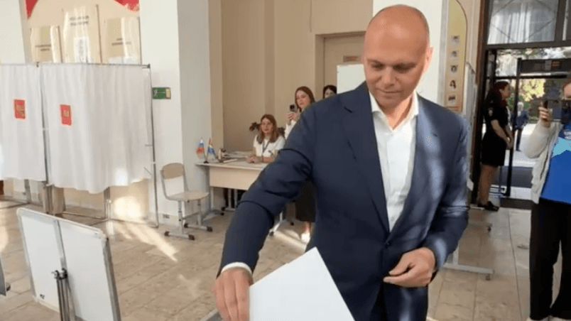 Калининградский губернатор с семьей проголосовал на выборах