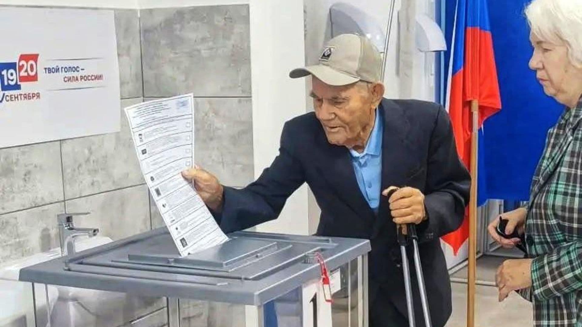В Волгограде стодвухлетний ветеран проголосовал на выборах в Госдуму