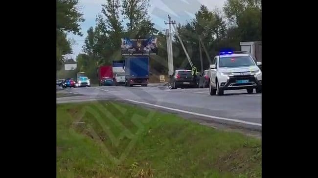 В Сети завирусилось видео огромного кортежа Зеленского