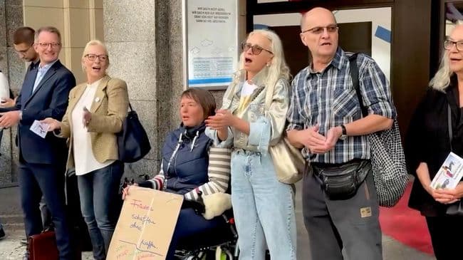 В Берлине прошла акция против закрытия Русского дома