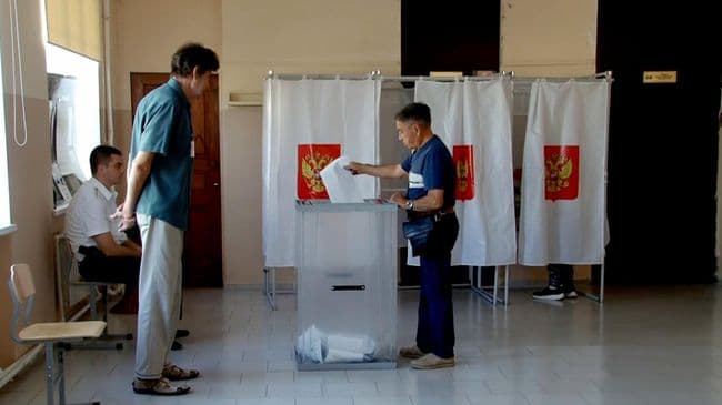 "Я патриот". Жители Севастополя голосуют на выборах в Госдуму