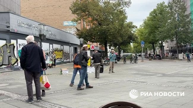 В Берлине немецкий активист исполнил песню "Журавли" на русском языке